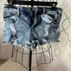 Bleached light/bark blue short jeans
